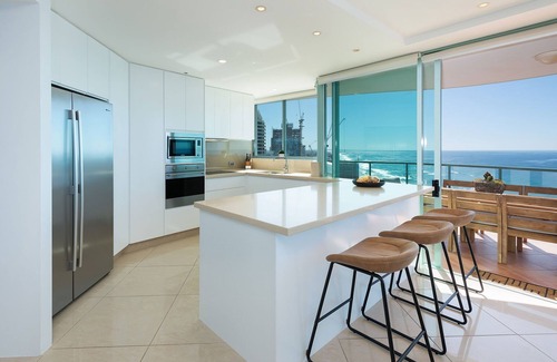 Main Beach Apartamento | Este sub-ático de 3 dormitorios con vista al mar tiene una extensa playa, océano, ci