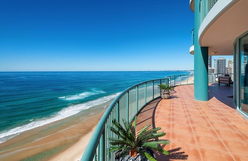 Main Beach Apartamento | Este sub-ático de 3 dormitorios con vista al mar tiene una extensa playa, océano, ci