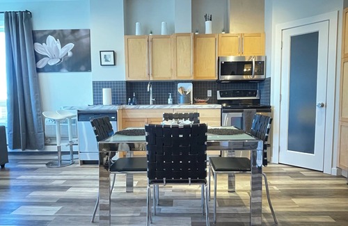 Downtown Edmonton Condominio | Suite Sub Penthouse con vista a los terrenos de la legislatura en Beautiful Edmonton.