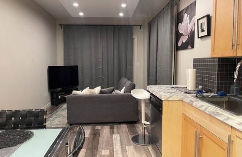 Downtown Edmonton Condominio | Suite Sub Penthouse con vista a los terrenos de la legislatura en Beautiful Edmonton.