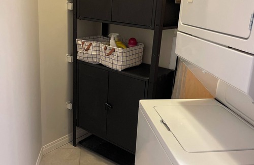 Downtown Edmonton Condominio | Suite Sub Penthouse con vista a los terrenos de la legislatura en Beautiful Edmonton.