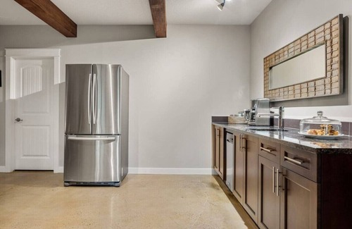 Springbank Condominio | Sub Urban Getaway » Free Banff Pass » Fireplace