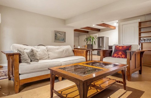 Springbank Condominio | Sub Urban Getaway » Free Banff Pass » Fireplace