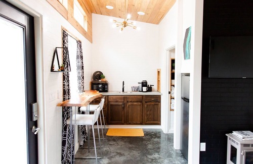 Springdale Apartamento | Sub Urban Paradise ~ cozy and private backyard tiny house
