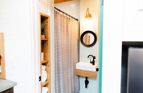 Springdale Apartamento | Sub Urban Paradise ~ cozy and private backyard tiny house