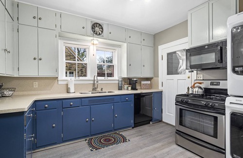 Aurora Casa | Suburban Cottage in Great Neighborhood