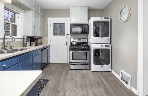 Aurora Casa | Suburban Cottage in Great Neighborhood