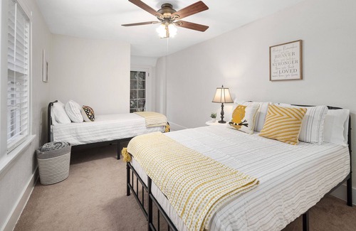 Aurora Casa | Suburban Cottage in Great Neighborhood