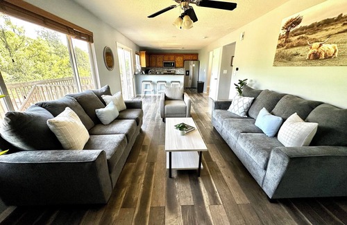 Urbandale Casa | Suburban Oasis with Hot Tub Spa