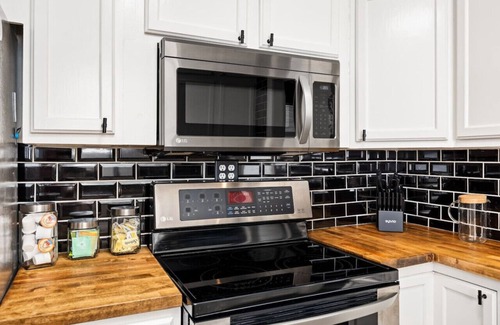 Pekin Casa | Suburban Sanctuary: 3BD Perfect for Long Stays
