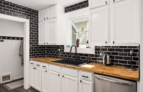 Pekin Casa | Suburban Sanctuary: 3BD Perfect for Long Stays