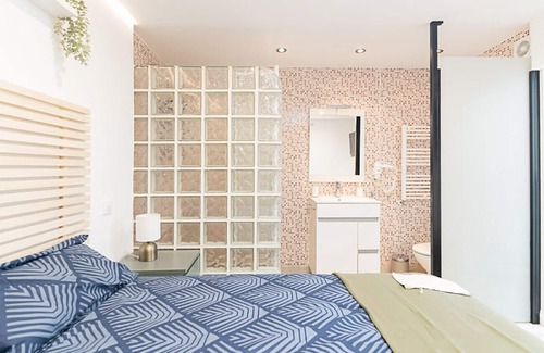 Simancas Cama Y Desayuno | Sucre: Habitación con confort y esencia boliviana en Madrid