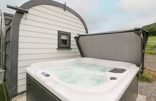 Cross Cabaña | SUFFOLK, pet friendly, with hot tub in Axbridge