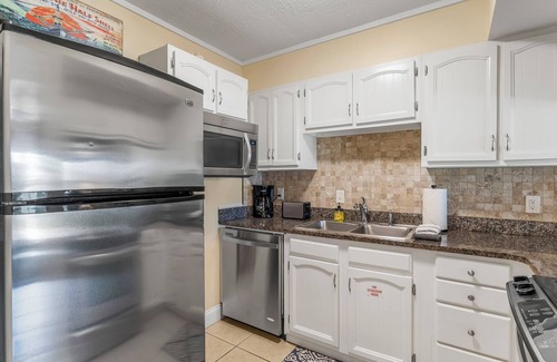 Thomas Drive Condominio | Sugar Beach condo : Charming 2 bed condo beachside. Beach chair service included