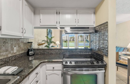 Thomas Drive Condominio | Sugar Beach condo : Charming 2 bed condo beachside. Beach chair service included