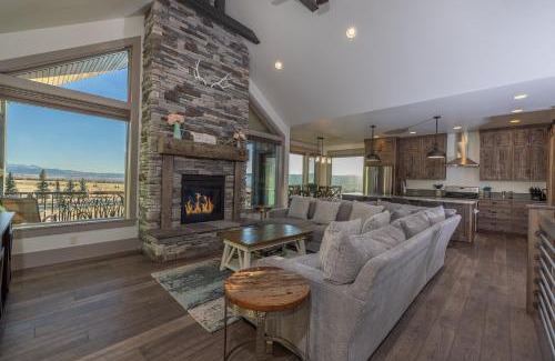 Star Valley Ranch Casa | Sugar Loaf Haven by KABINO Huge Views Garage Gym Room Fishing Snowmobile