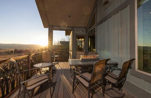 Star Valley Ranch Casa | Sugar Loaf Haven by KABINO Huge Views Garage Gym Room Fishing Snowmobile