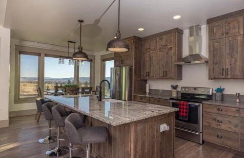 Star Valley Ranch Casa | Sugar Loaf Haven by KABINO Huge Views Garage Gym Room Fishing Snowmobile
