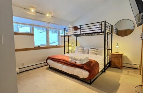 Killington Casa | SugarBear- Pool, AC, Sauna, Gym, Tennis