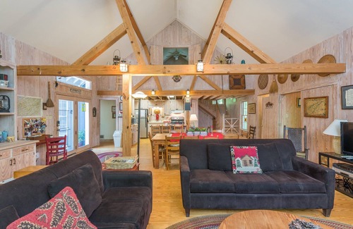 Ridgecrest Casa | Sugarhaus | Deck, Gas Grill & 5 Min. to Downtown Black Mtn!