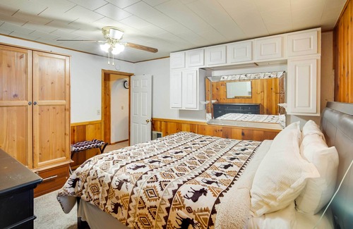 Sugarloaf Cabaña | Sugarloaf Cabin w/ Hot Tub ~ 6 Mi to Big Bear