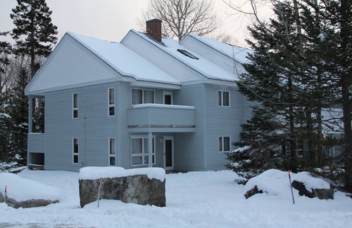 Carrabassett Valley Condominio | Montaña Pan de Azúcar: 2 dormitorios / 2 baños: Unidad final de planta baja de Snowbrook Village.