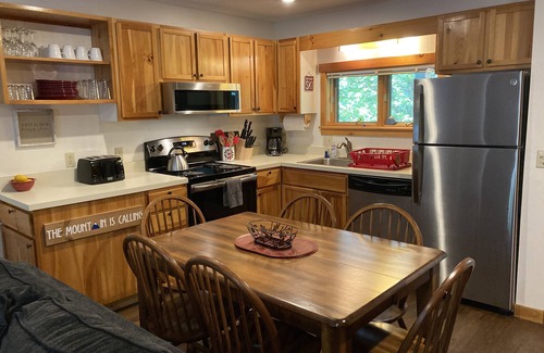 Carrabassett Valley Condominio | * Nuevo listado * Sugarloaf Mtn Condo - ¡Fácil acceso al ascensor, transporte, piscina / jacuzzi!