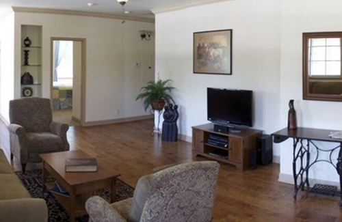 Paso Robles Casa | Suite 16: encanto de antaño, wifi gratis, cable, centro de la ciudad