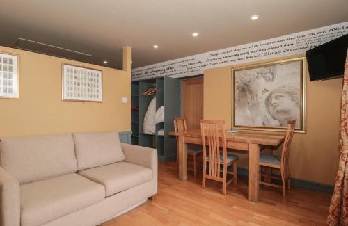 Stroud Casa | Suite 2