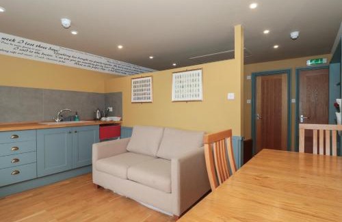 Stroud Casa | Suite 2
