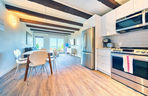 Wainfleet Cabaña | Suite 204: Beautiful 3-Bedroom Beachfront Townhouse
