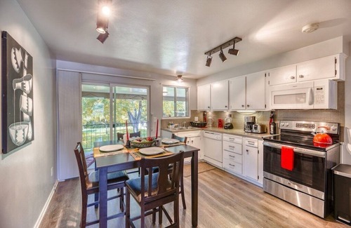 Morse Park Apartamento | Cozy Veranda Vibes | BBQ, Garage, String Lights