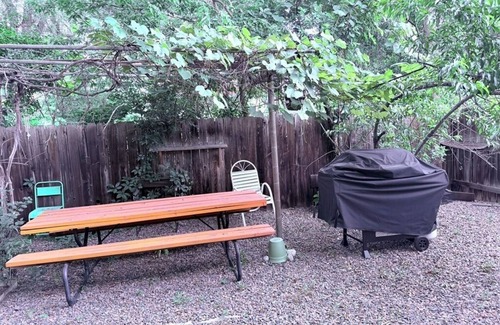 Morse Park Apartamento | Cozy Veranda Vibes | BBQ, Garage, String Lights