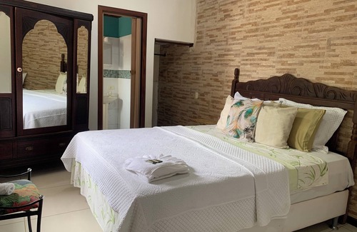 Jabaquara Cabina | Suite 5 minutes from the beach in a cozy house with pool and garage.