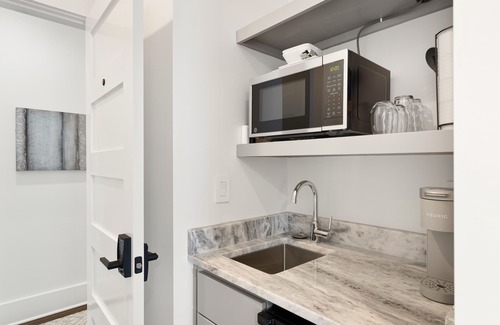 Westside Apartamento | Suite B2 at 697 King
