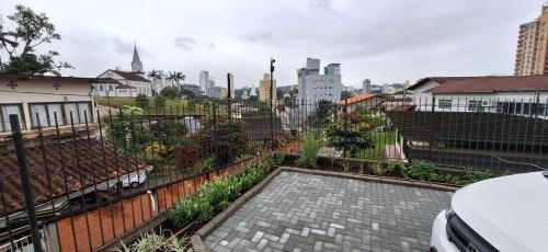 Velha Casa | SUITE COM AR e BWC PRIVATIVO POUCOS METROS OKTOBERFEST