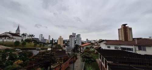 Velha Casa | SUITE COM AR e BWC PRIVATIVO POUCOS METROS OKTOBERFEST