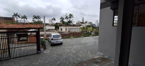 Velha Casa | SUITE COM AR e BWC PRIVATIVO POUCOS METROS OKTOBERFEST