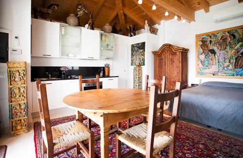 Castel San Pietro Terme Apartamento | Suite con letto matrimoniale, angolo cucina, bagno privato.