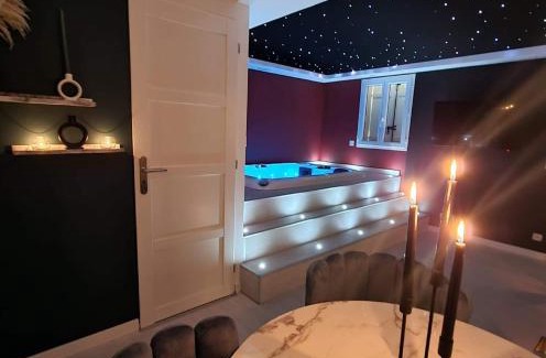 Lignieres-de-Touraine Apartamento | Suite cristal LovingSpa avec jacuzzi privatif