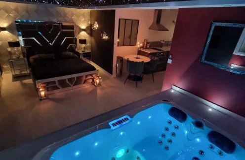 Lignieres-de-Touraine Apartamento | Suite cristal LovingSpa avec jacuzzi privatif