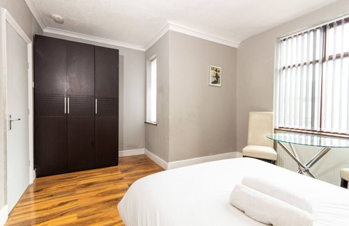 St Helens Cama Y Desayuno | Suite D: Large Private Room in St Helens