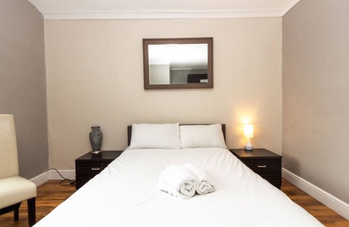 St Helens Cama Y Desayuno | Suite D: Large Private Room in St Helens
