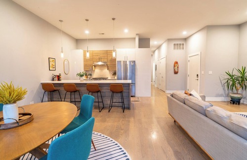 West Loop Gate Condominio | Suite Dreams Designer Style Central Sleeps 6