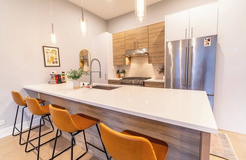 West Loop Gate Condominio | Suite Dreams Designer Style Central Sleeps 6
