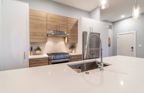 West Loop Gate Condominio | Suite Dreams Designer Style Central Sleeps 6