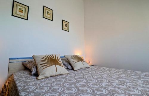 Chateauroux Cama Y Desayuno | Suite Familiale Privatisée avec Petit Déjeuner, Salon et Chambres au 1er Étage - FR-1-591-396
