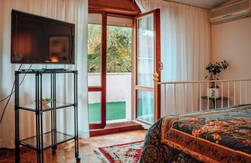 Senigallia Casa | Suite in Open Space con Jacuzzi in Villa Iris, Parcheggio Privato in Giardino, in Centro Città