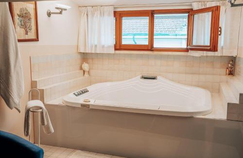 Senigallia Casa | Suite in Open Space con Jacuzzi in Villa Iris, Parcheggio Privato in Giardino, in Centro Città