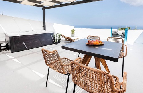 Fira Apartamento | Suite Indoor Jacuzzi and Outdoor Jacuzzi